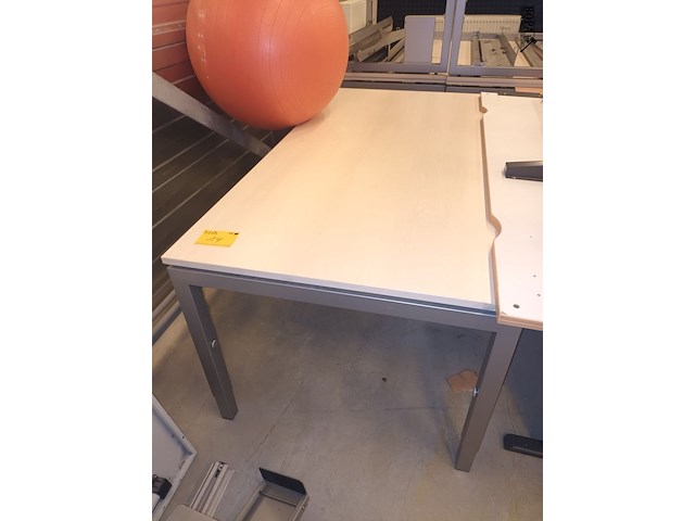 Lot 14 - in hoogte verstelbare tafels. 5 stuks - afbeelding 1 van  3