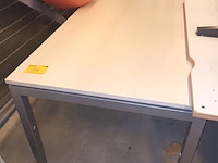 Lot 14 - in hoogte verstelbare tafels. 5 stuks