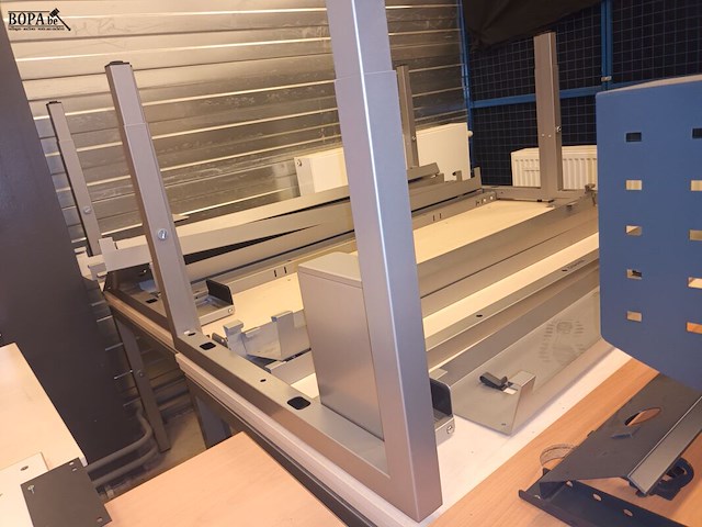 Lot 14 - in hoogte verstelbare tafels. 5 stuks - afbeelding 3 van  3