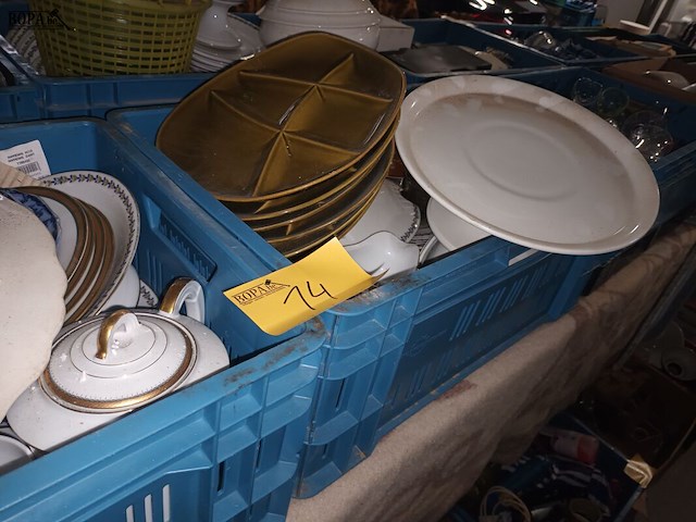 Lot 14 - keuken- en tafelgerei. 4 bakken - afbeelding 1 van  5