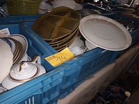 Lot 14 - keuken- en tafelgerei. 4 bakken - afbeelding 1 van  5