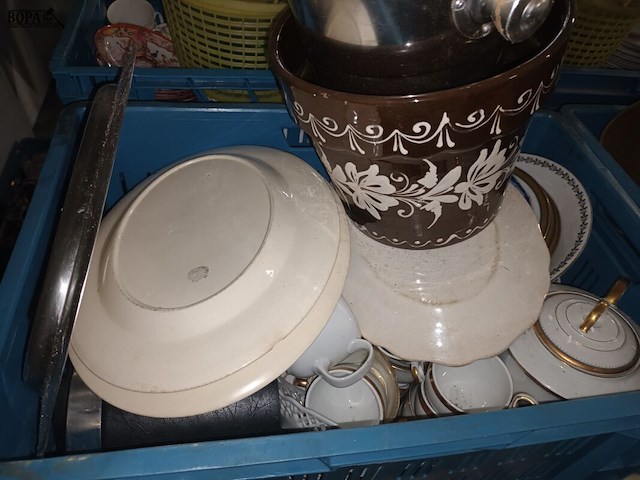Lot 14 - keuken- en tafelgerei. 4 bakken - afbeelding 2 van  5