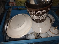 Lot 14 - keuken- en tafelgerei. 4 bakken - afbeelding 2 van  5