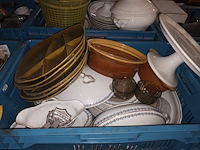 Lot 14 - keuken- en tafelgerei. 4 bakken - afbeelding 3 van  5