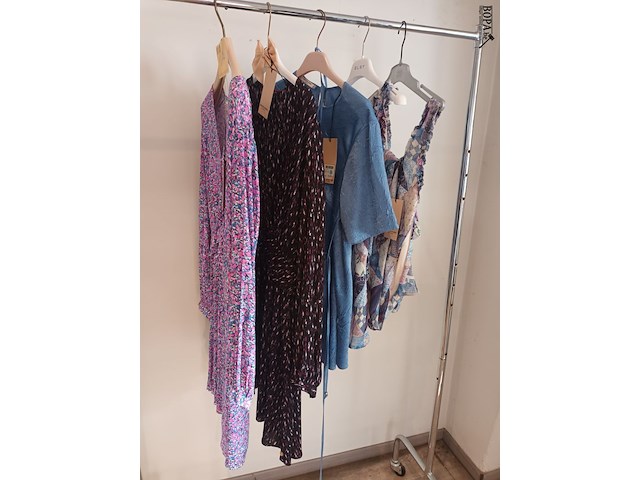 Lot 14 - kleedjes en blouses maat 36. 5 stuks - afbeelding 1 van  4