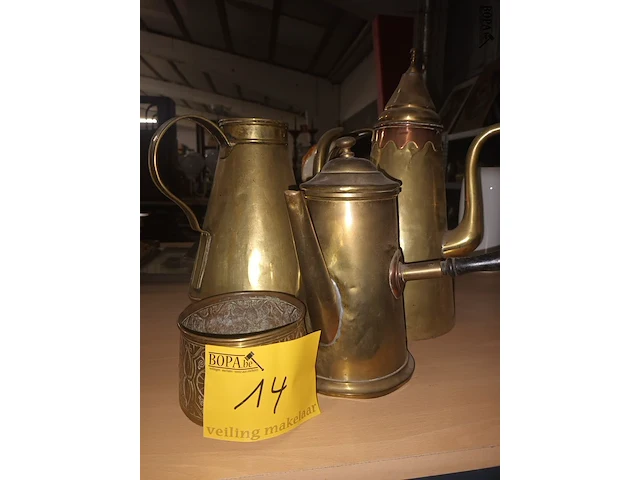 Lot 14 - koperen kannen en potje. 4 stuks - afbeelding 1 van  4