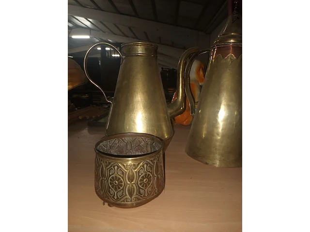 Lot 14 - koperen kannen en potje. 4 stuks - afbeelding 4 van  4