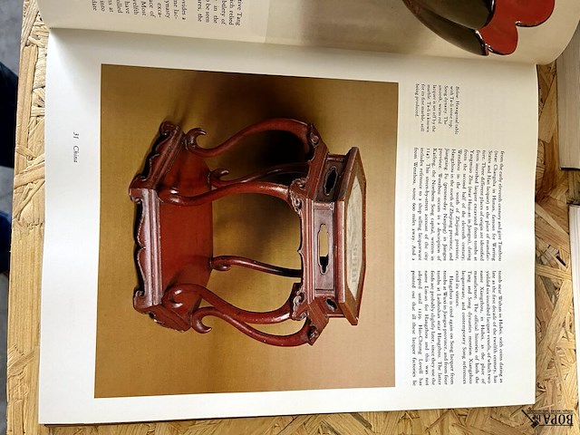 Lot 14 - lacquer an international history and collectors guide - afbeelding 3 van  5