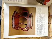 Lot 14 - lacquer an international history and collectors guide - afbeelding 3 van  5