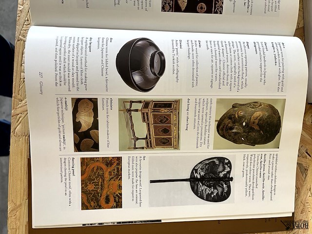 Lot 14 - lacquer an international history and collectors guide - afbeelding 5 van  5
