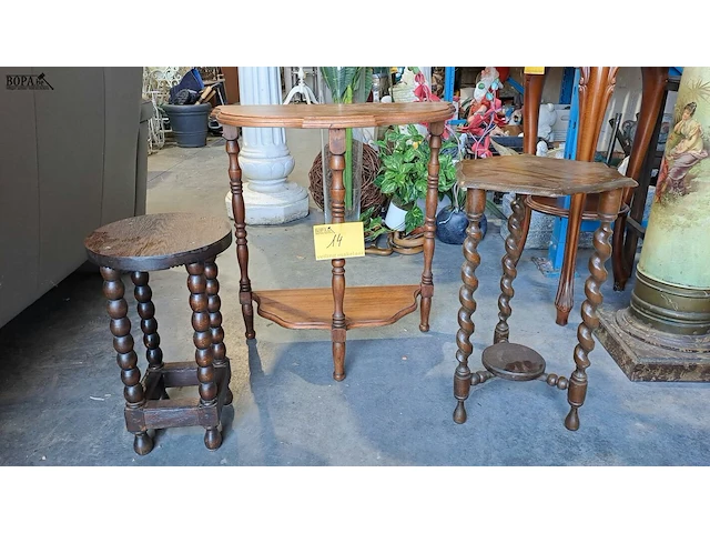 Lot 14 - lot houten bijzettafeltjes met gedraaide poten - 3 stuks - afbeelding 1 van  4