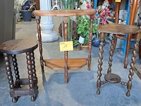 Lot 14 - lot houten bijzettafeltjes met gedraaide poten - 3 stuks