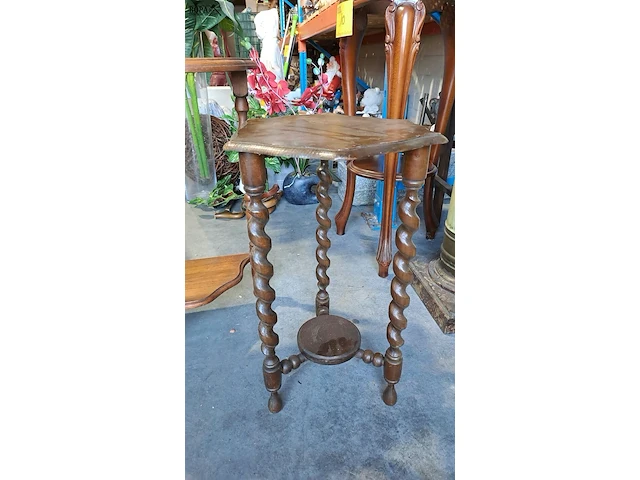 Lot 14 - lot houten bijzettafeltjes met gedraaide poten - 3 stuks - afbeelding 2 van  4