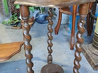 Lot 14 - lot houten bijzettafeltjes met gedraaide poten - 3 stuks - afbeelding 2 van  4