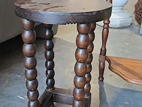 Lot 14 - lot houten bijzettafeltjes met gedraaide poten - 3 stuks - afbeelding 3 van  4