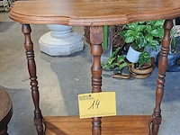 Lot 14 - lot houten bijzettafeltjes met gedraaide poten - 3 stuks - afbeelding 4 van  4