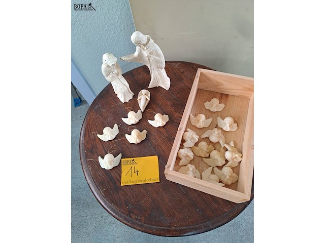 Lot 14 - lot kerstdecoratie maria en jozef en engelen - 17 stuks enge - afbeelding 1 van  1