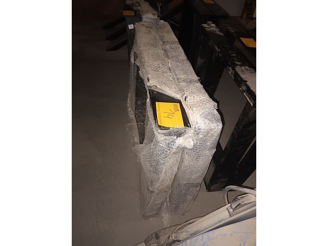 Lot 14 - metalen tafelpoten trapezium. 2 stuks - afbeelding 3 van  3