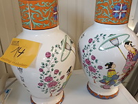Lot 14 - oosterse vazen. 2 stuks