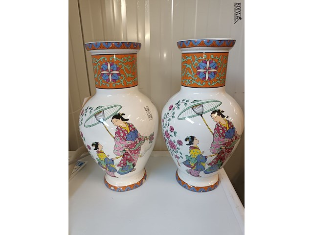 Lot 14 - oosterse vazen. 2 stuks - afbeelding 2 van  6