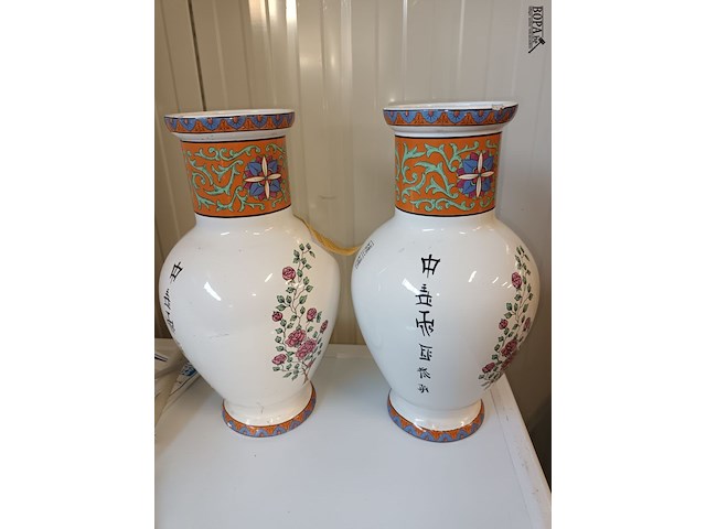 Lot 14 - oosterse vazen. 2 stuks - afbeelding 3 van  6