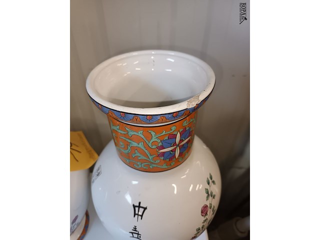 Lot 14 - oosterse vazen. 2 stuks - afbeelding 4 van  6