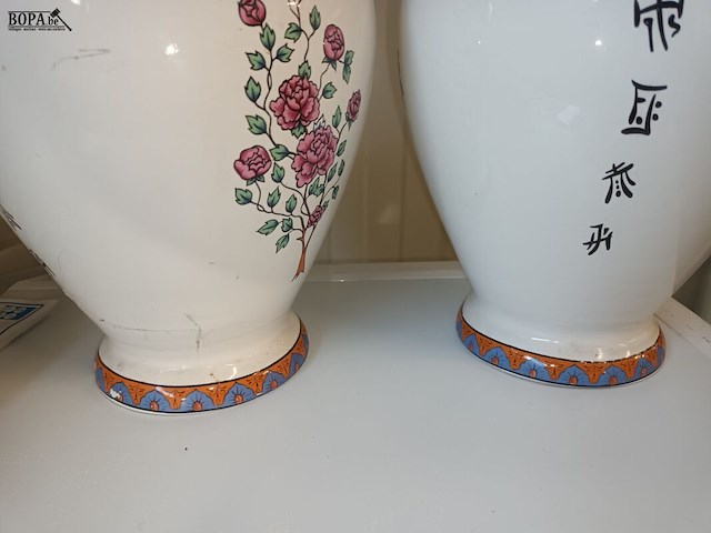 Lot 14 - oosterse vazen. 2 stuks - afbeelding 5 van  6