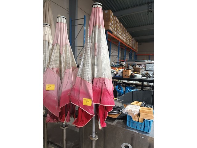 Lot 14 - parasol met voet - afbeelding 1 van  3