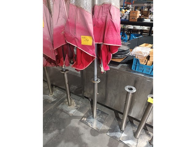 Lot 14 - parasol met voet - afbeelding 2 van  3