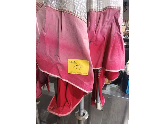 Lot 14 - parasol met voet - afbeelding 3 van  3