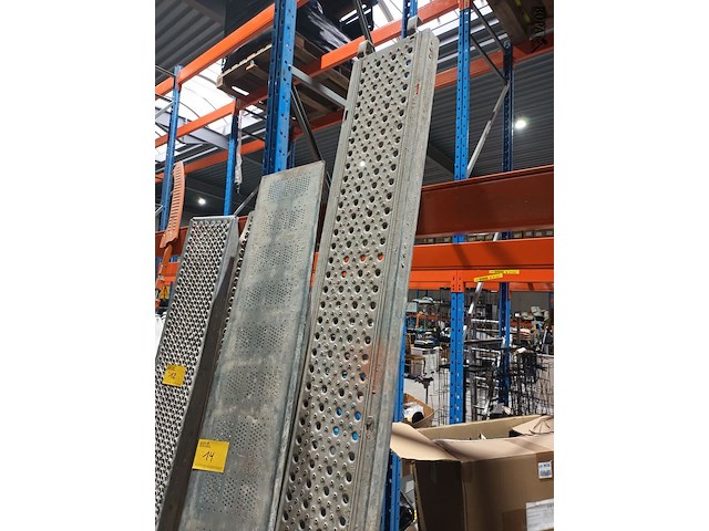 Lot 14 - stellingplank. 2 stuks - afbeelding 2 van  4