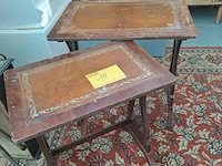 Lot 14 - vintage bijzettafeltjes mahoniehout en ingelegd leder met go