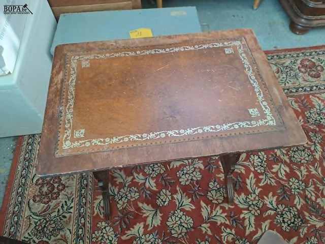 Lot 14 - vintage bijzettafeltjes mahoniehout en ingelegd leder met go - afbeelding 2 van  4