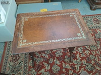 Lot 14 - vintage bijzettafeltjes mahoniehout en ingelegd leder met go - afbeelding 2 van  4