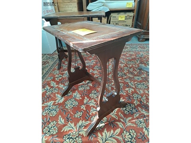 Lot 14 - vintage bijzettafeltjes mahoniehout en ingelegd leder met go - afbeelding 4 van  4