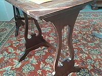 Lot 14 - vintage bijzettafeltjes mahoniehout en ingelegd leder met go - afbeelding 4 van  4