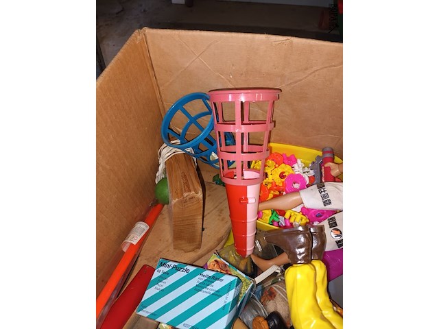 Lot 14 - vintage speelgoed. 1 doos - afbeelding 2 van  7