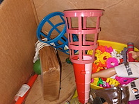 Lot 14 - vintage speelgoed. 1 doos - afbeelding 2 van  7