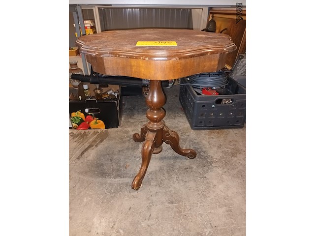 Lot 140 - bijzettafel - afbeelding 1 van  4