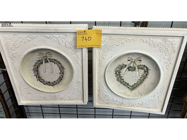 Lot 140 - landelijke wandlijsten - 2 stuks - afbeelding 1 van  3
