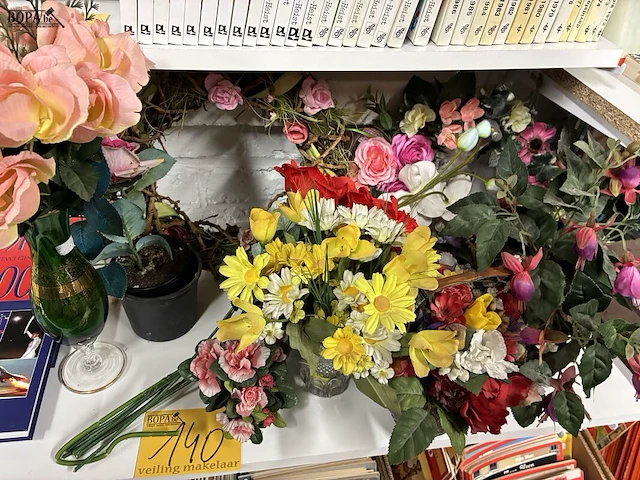 Lot 140 - lot kunstbloemen/kransen - afbeelding 1 van  4