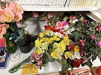 Lot 140 - lot kunstbloemen/kransen