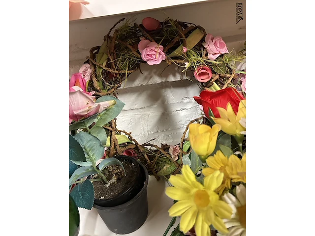 Lot 140 - lot kunstbloemen/kransen - afbeelding 2 van  4