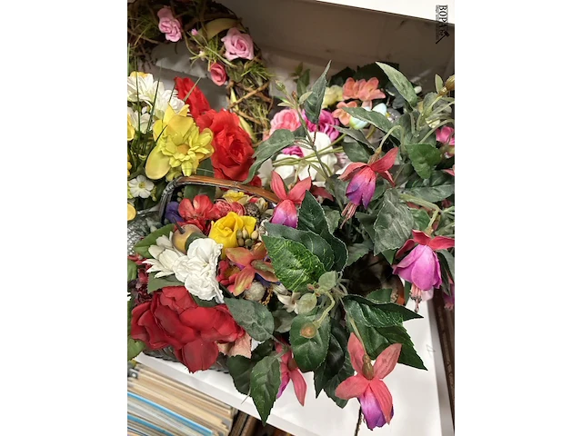 Lot 140 - lot kunstbloemen/kransen - afbeelding 4 van  4