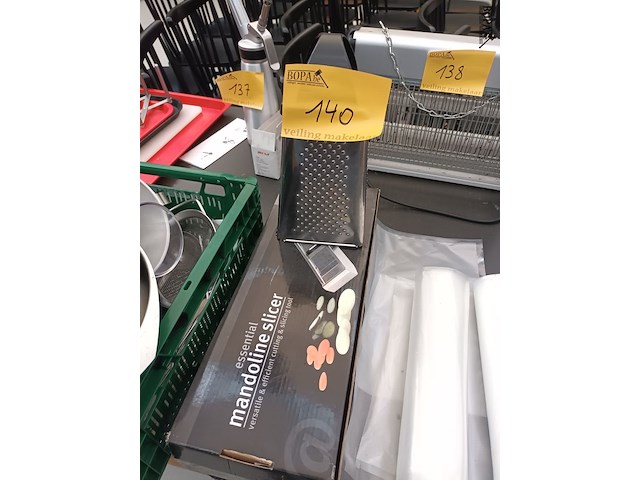 Lot 140 - mandoline en rasp - afbeelding 1 van  3