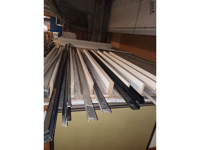 Lot 140 - metalen profielen en melamine latten - afbeelding 1 van  4