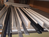 Lot 140 - metalen profielen en melamine latten