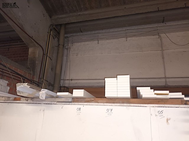 Lot 140 - metalen profielen en melamine latten - afbeelding 2 van  4