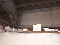 Lot 140 - metalen profielen en melamine latten - afbeelding 2 van  4