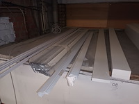 Lot 140 - metalen profielen en melamine latten - afbeelding 3 van  4